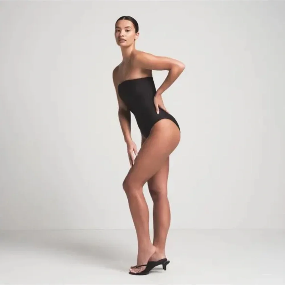 SKIMS Signature Swim Strapless One-Piece - Onyx